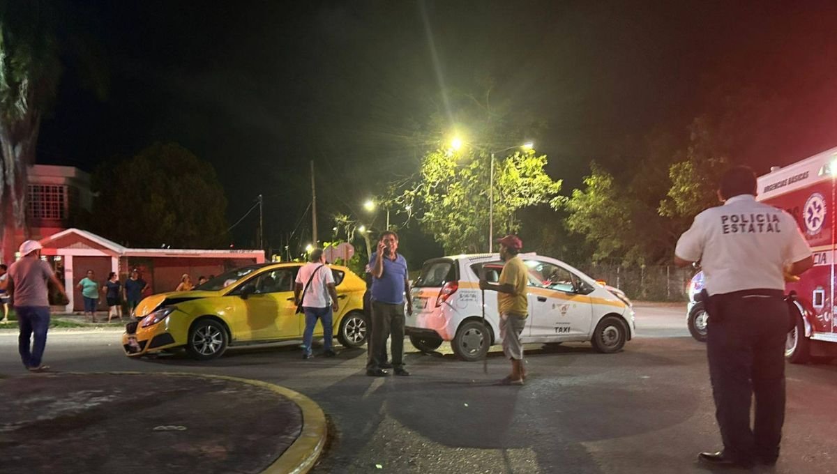 Taxi y vehículo particular colisionan frente a casa de Gobierno de Chetumal