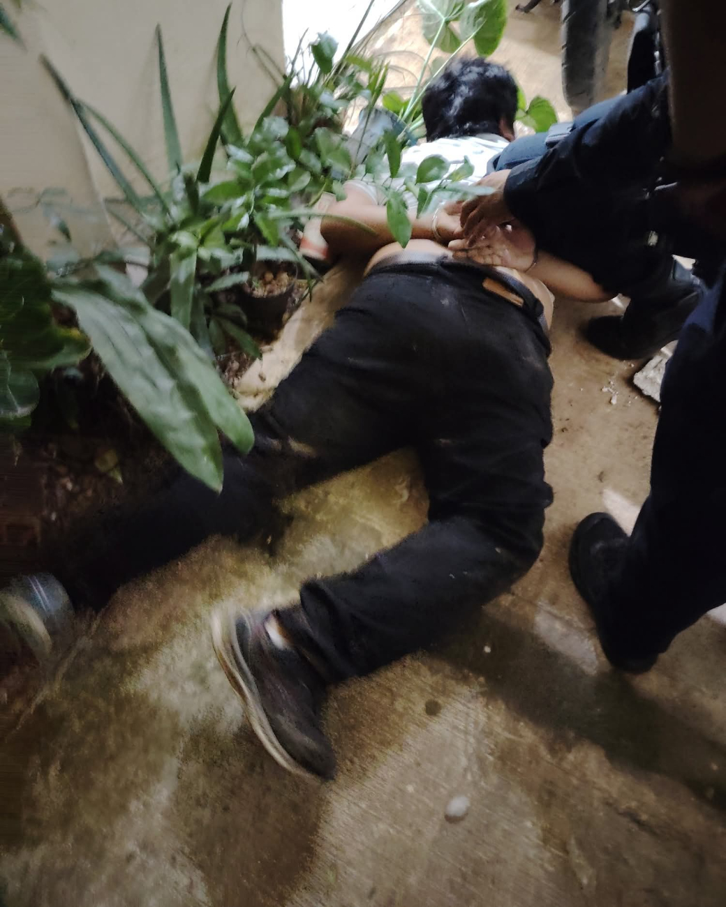 Uno de los hombres fue sometido al intentar agredir a uno de los agentes