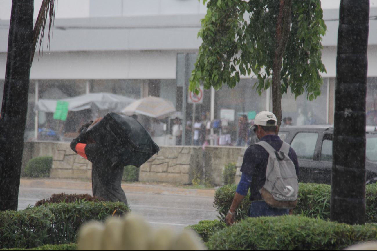 Autoridades recomendaron a la población salir con paraguas por posibles lluvias fuertes y efectos de norte, con ráfagas de viento de hasta 30 kilómetros por hora