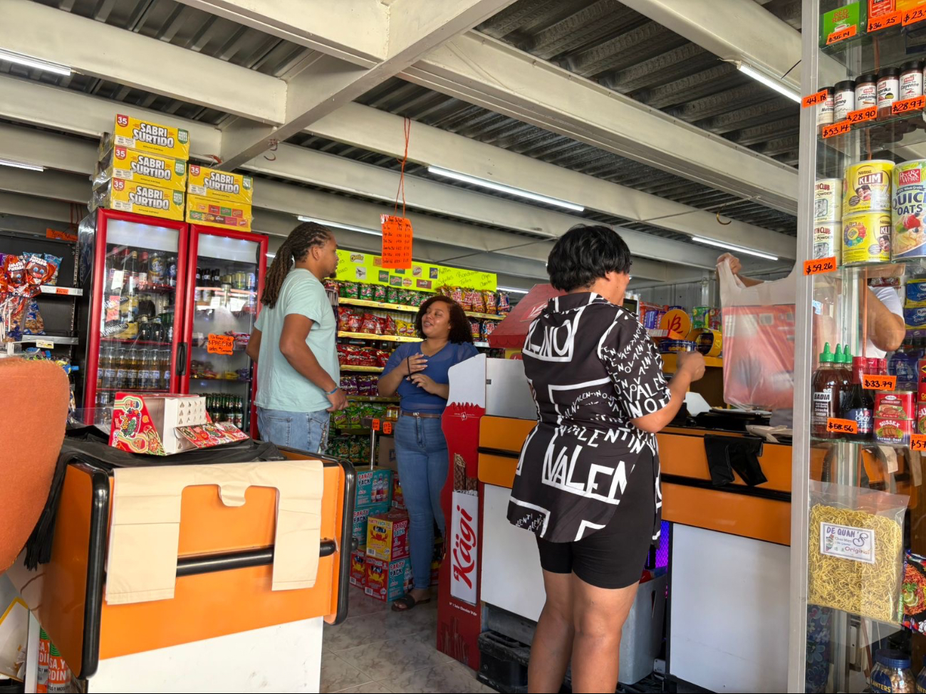 Denuncian abarrotes Las Calderitas por billetes falsos