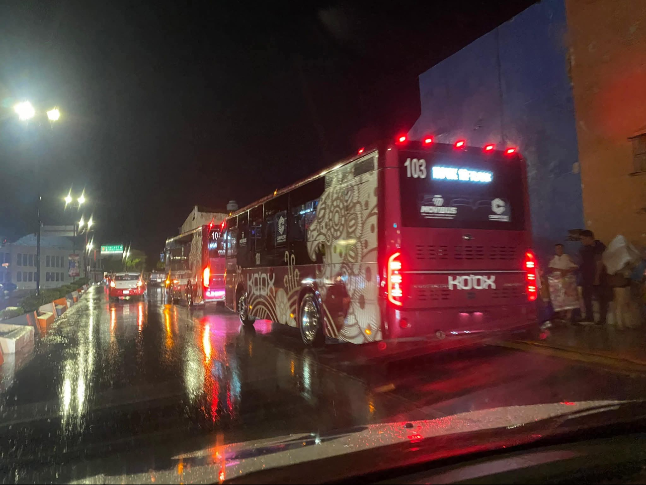 El frente frío 19 dejó inundaciones de hasta 30 cm en varias colonias y provocó la suspensión del transporte público Ko’ox, dejando a usuarios varados bajo la lluvia.