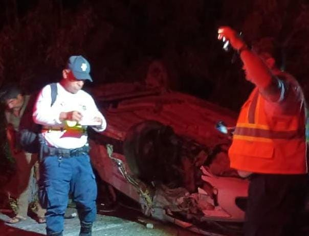 El vehículo terminó volcado y con severos daños.