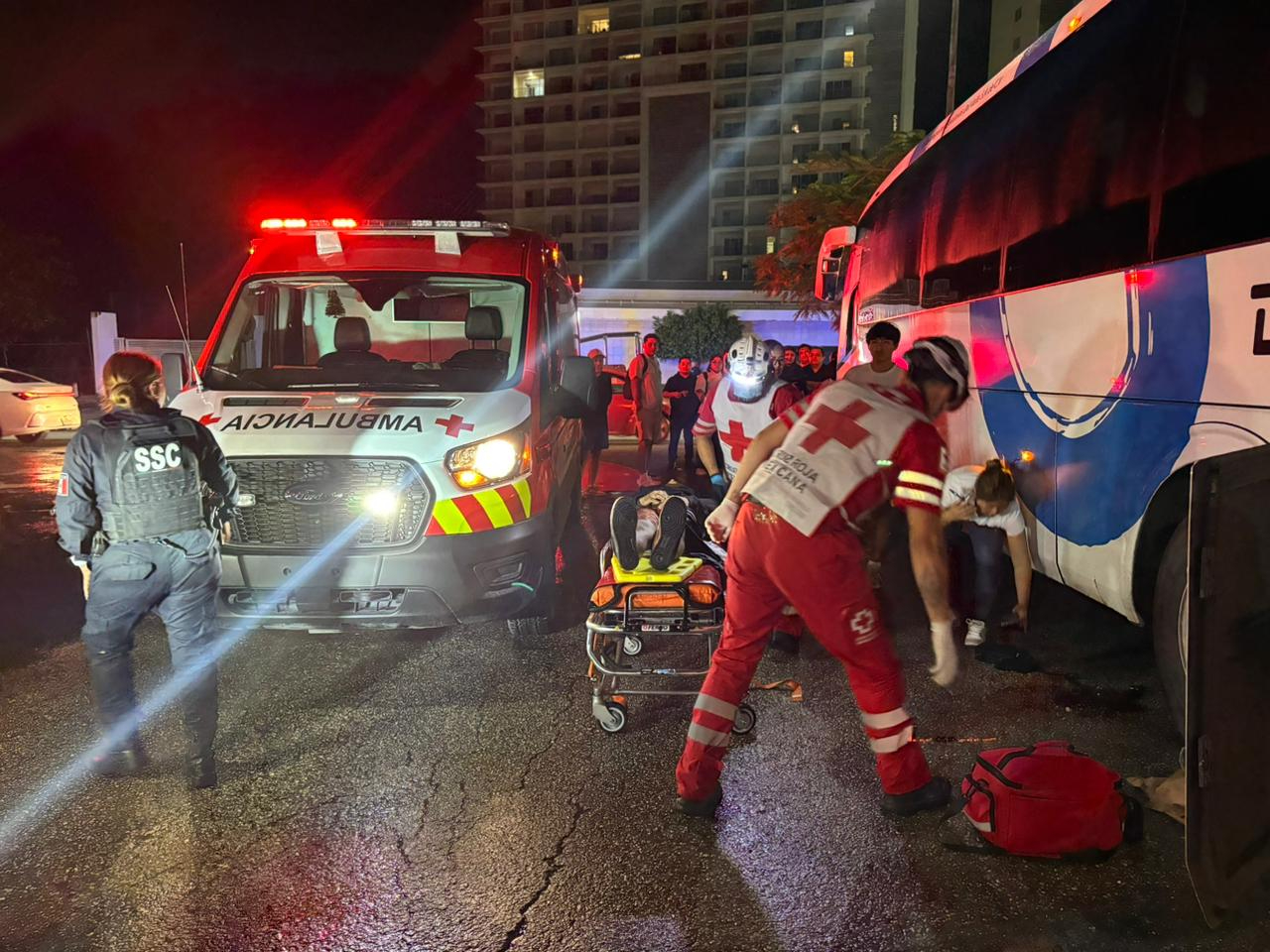 Los paramédicos de la Cruz Roja atendieron a los lesionados.