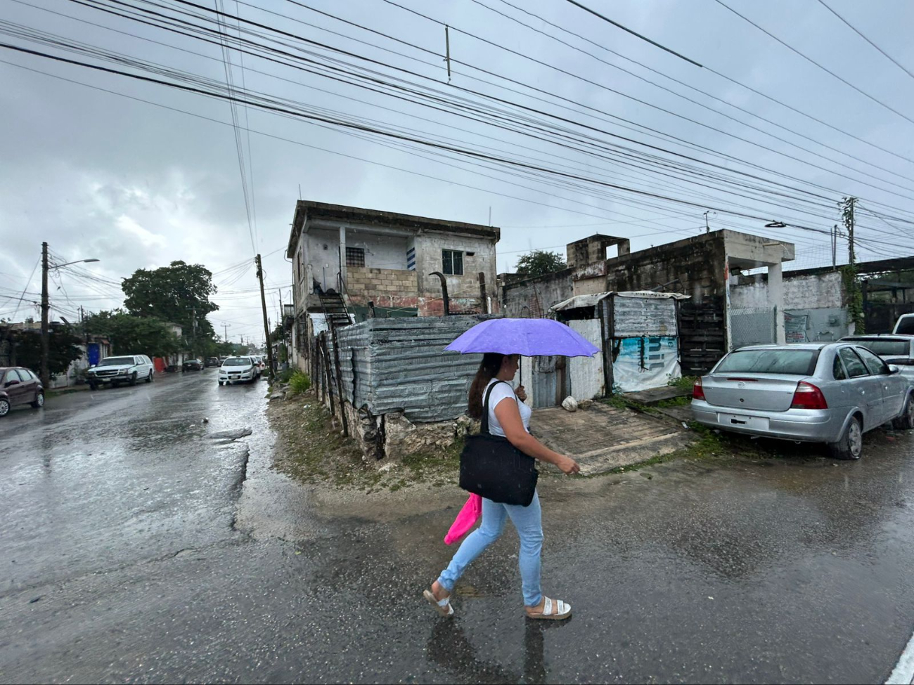 Muchos tuvieron que proteger por la lluvia por medio de paraguas o impermeables