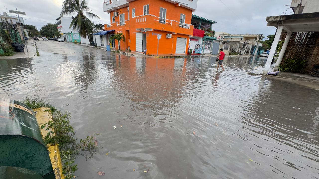 Algunas calles quedaron inundadas tras la intensa lluvia en la ciudad.