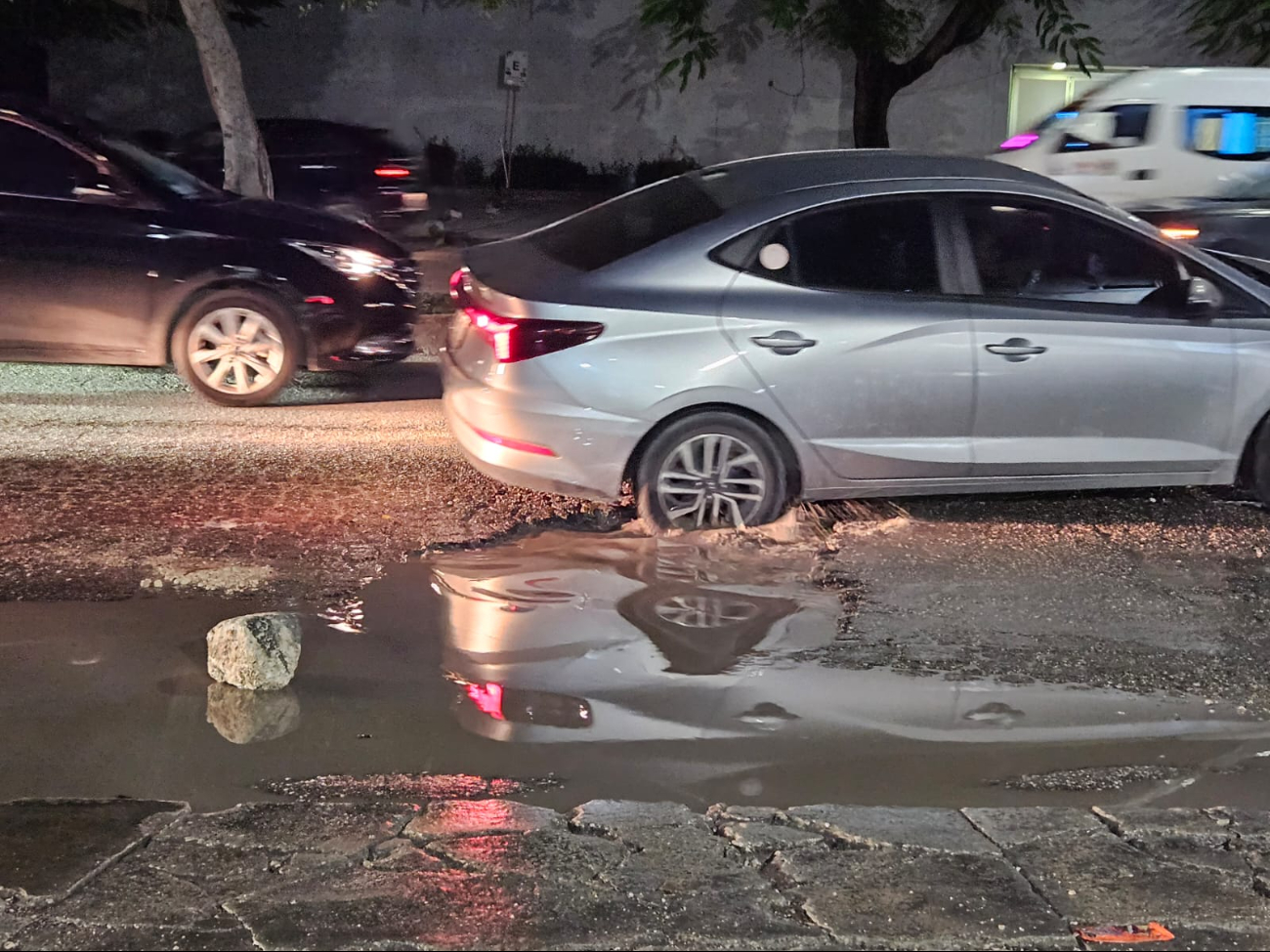 Cuando llueve, los baches se convierten en peligrosas trampas para los autos.