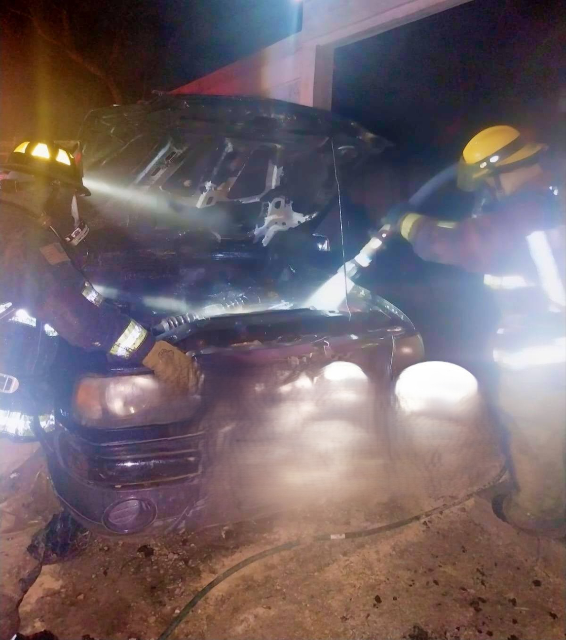 En el cofre se encontró un artefacto similar a una bomba molotov