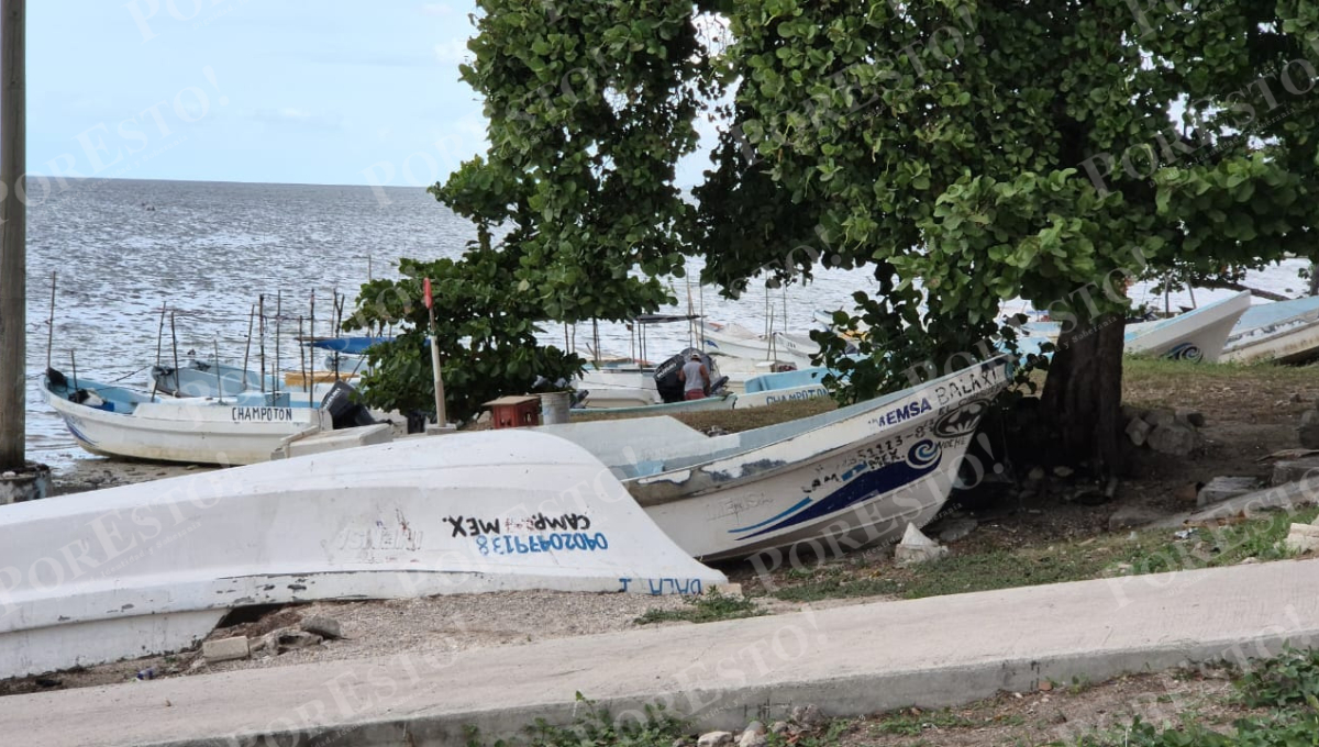 En un recorrido por el malecón de Champotón se observó la mayoría de embarcaciones varadas en el puerto de abrigo.
