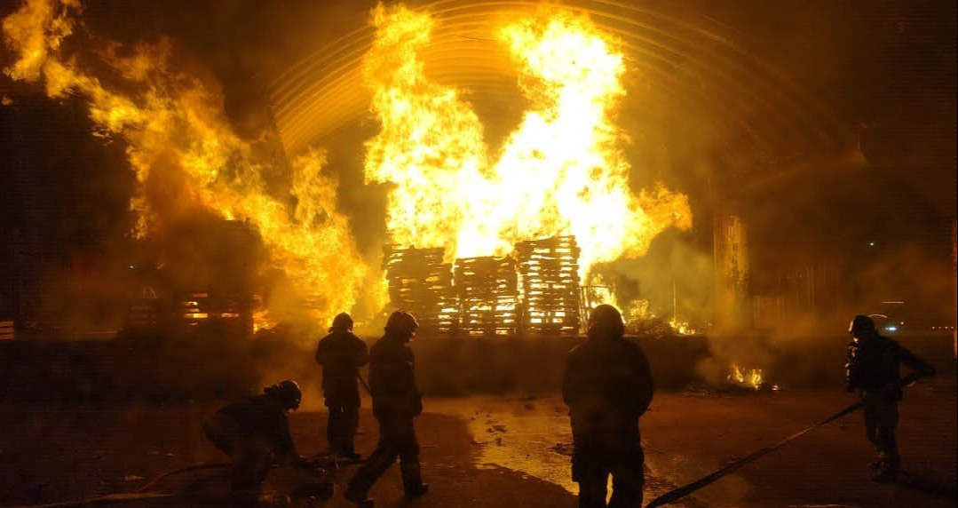 Las llamas consumieron varias tarimas en la Central de Abastos.