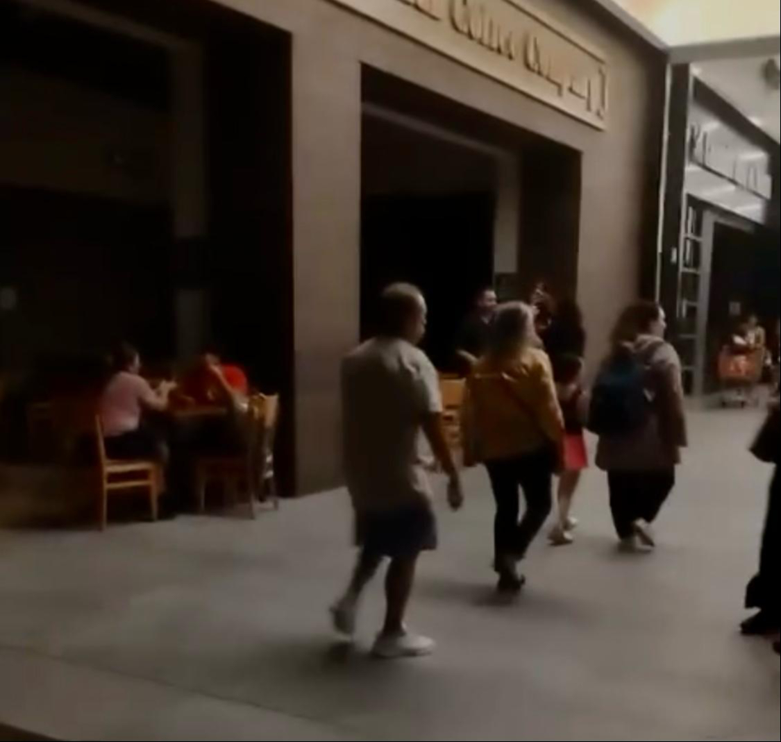 Los comercios se quedaron sin luz y las personas comenzaron a irse.