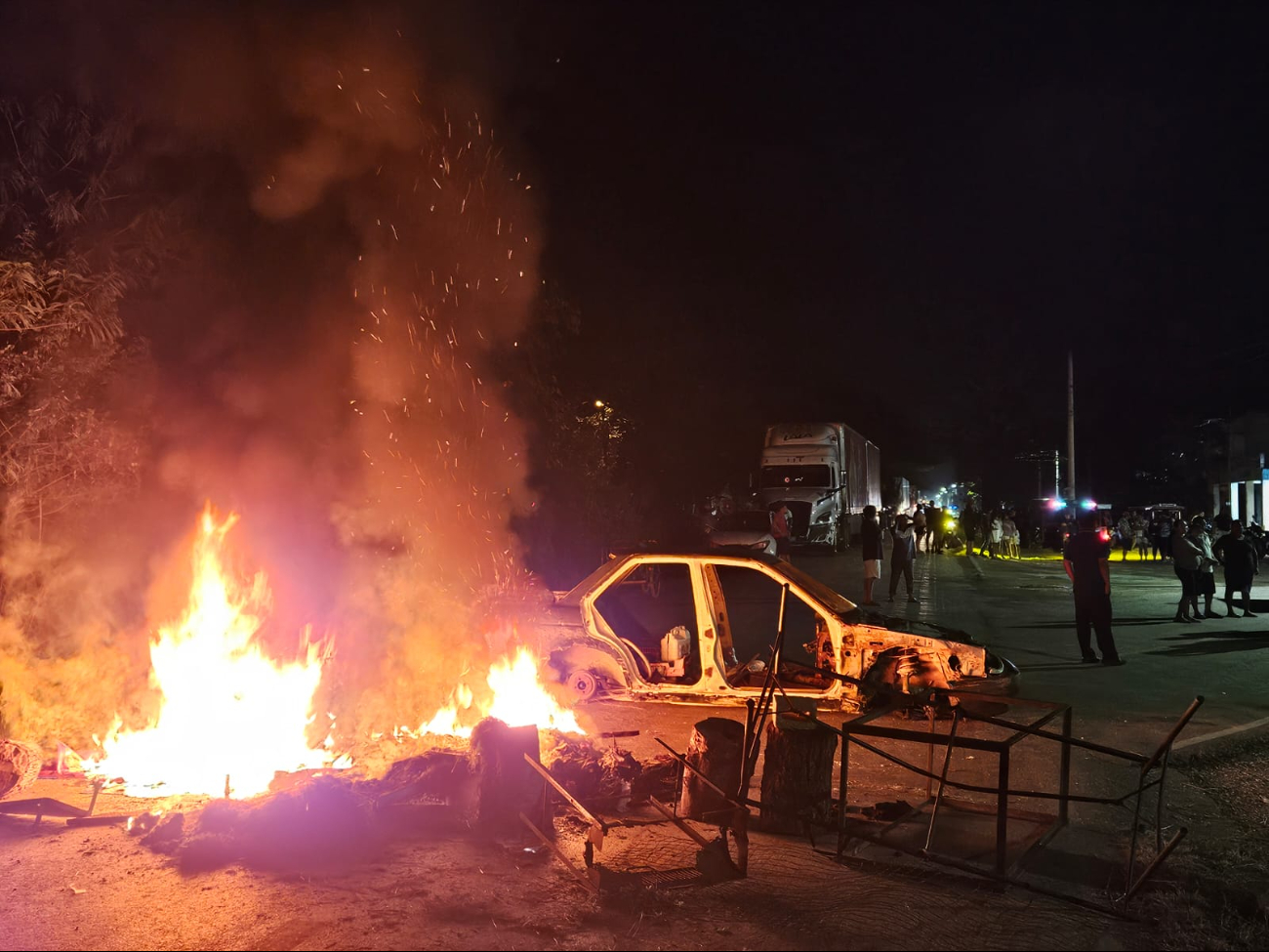 Los inconformes prendieron fuego a un auto viejo y neumáticos.