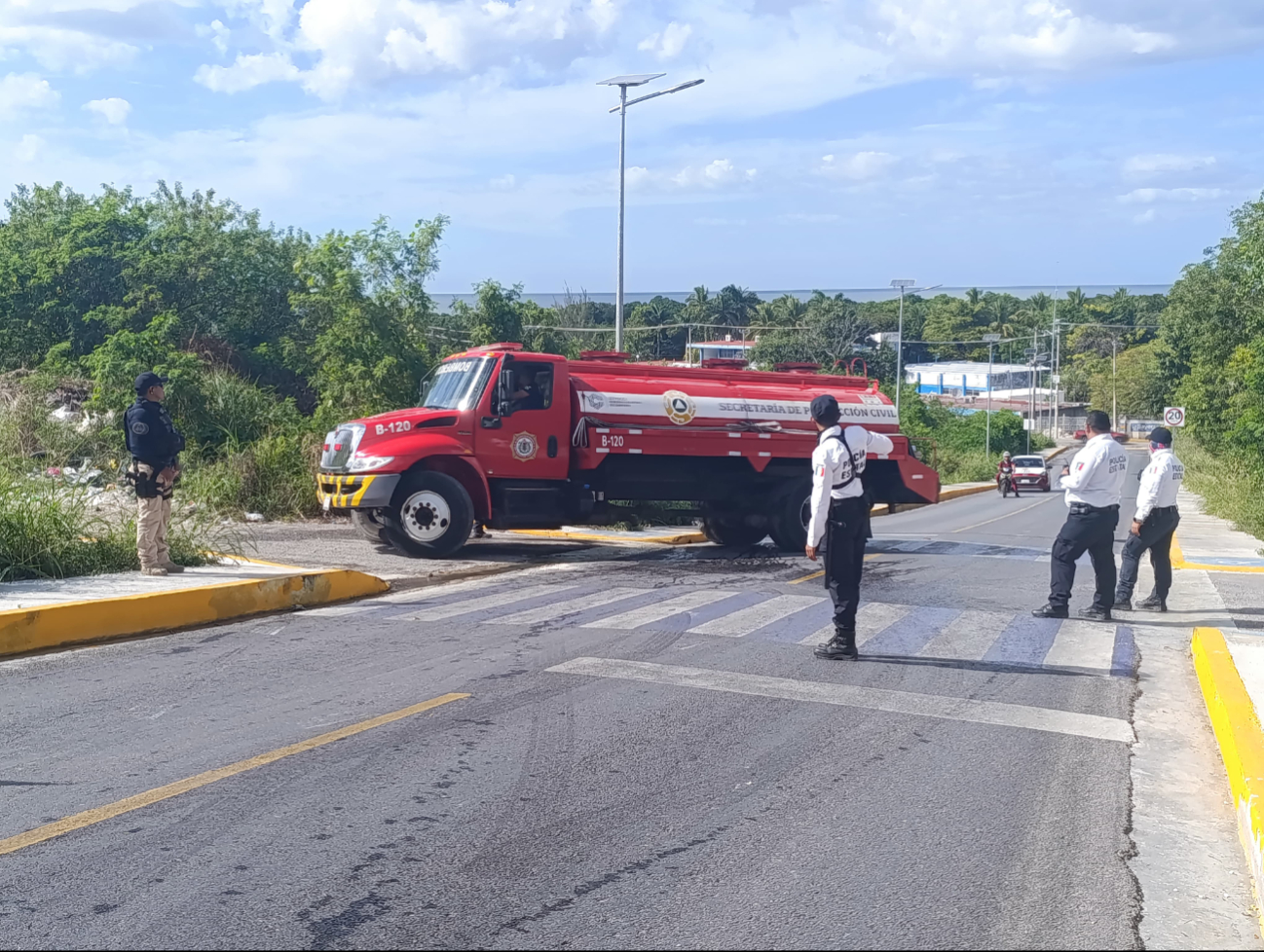 15 elementos dirigieron el tráfico, evitaron accidentes y llamaron a los Bomberos de Campeche 15 elementos dirigieron el tráfico, evitaron accidentes y llamaron a los Bomberos de Campeche