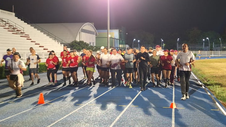 Durante los festejos el Gobernador recorrió 800 metros de la pista de tartán Durante los festejos el Gobernador recorrió 800 metros de la pista de tartán