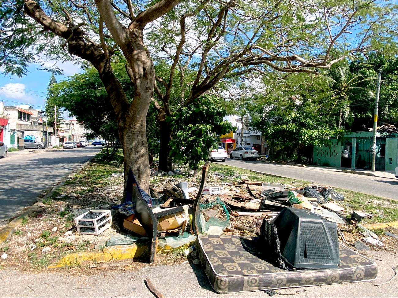 Persisten deficiencias en Cancún: Baches y basura en las calles