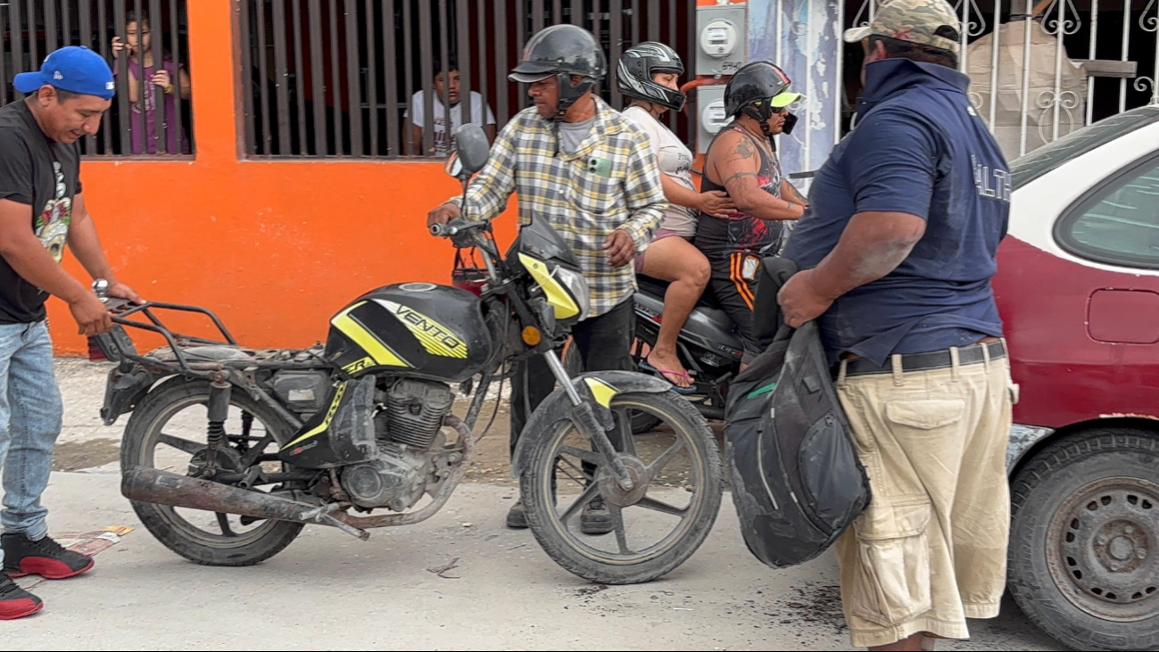 Hombre en aparente estado de ebriedad impacta en contra de un vehículo Hombre en aparente estado de ebriedad impacta en contra de un vehículo