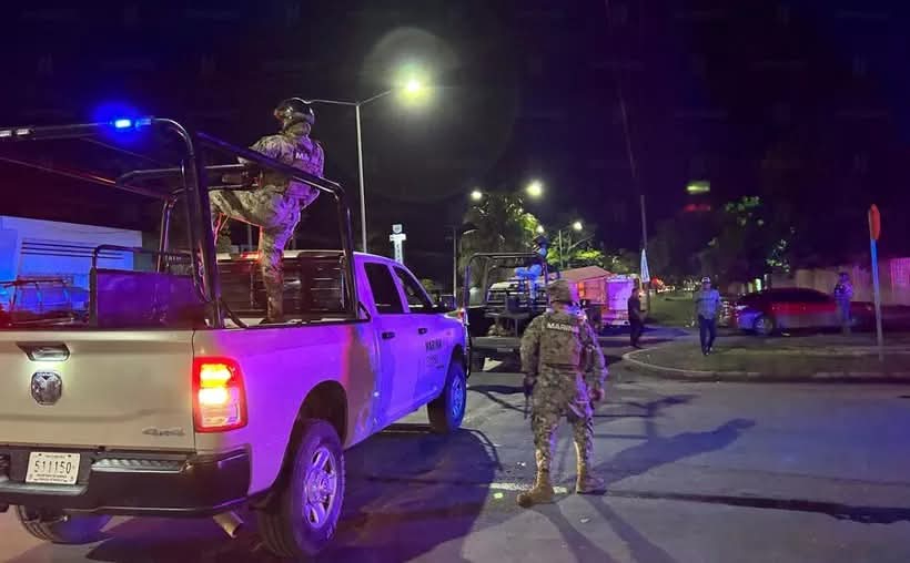 Hombres armados golpean a militar