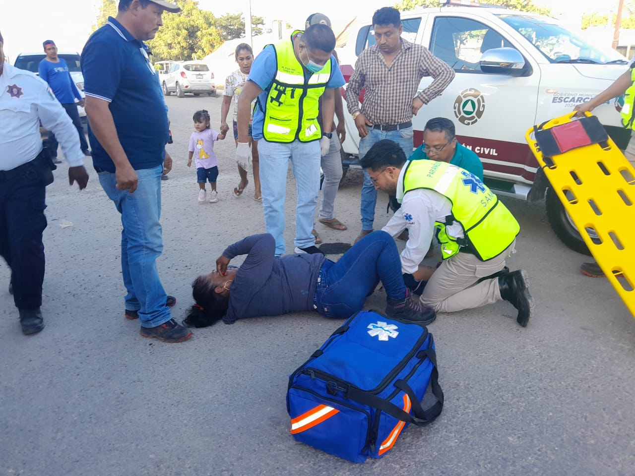 Mujer resulta lesionada al ser arrollada por camioneta Mujer resulta lesionada al ser arrollada por camioneta