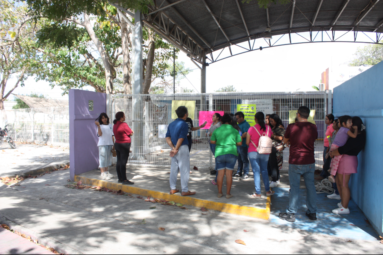 Padres de familia en Sambulá cerraron instalaciones y bloquearon calles exigiendo la destitución de la directora del kínder por malos tratos Padres de familia en Sambulá cerraron instalaciones y bloquearon calles exigiendo la destitución de la directora del kínder por malos tratos