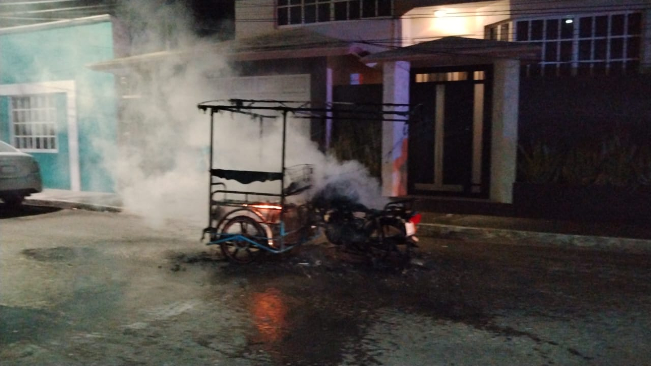 El mototaxi se calcinó por totalidad El mototaxi se calcinó por totalidad