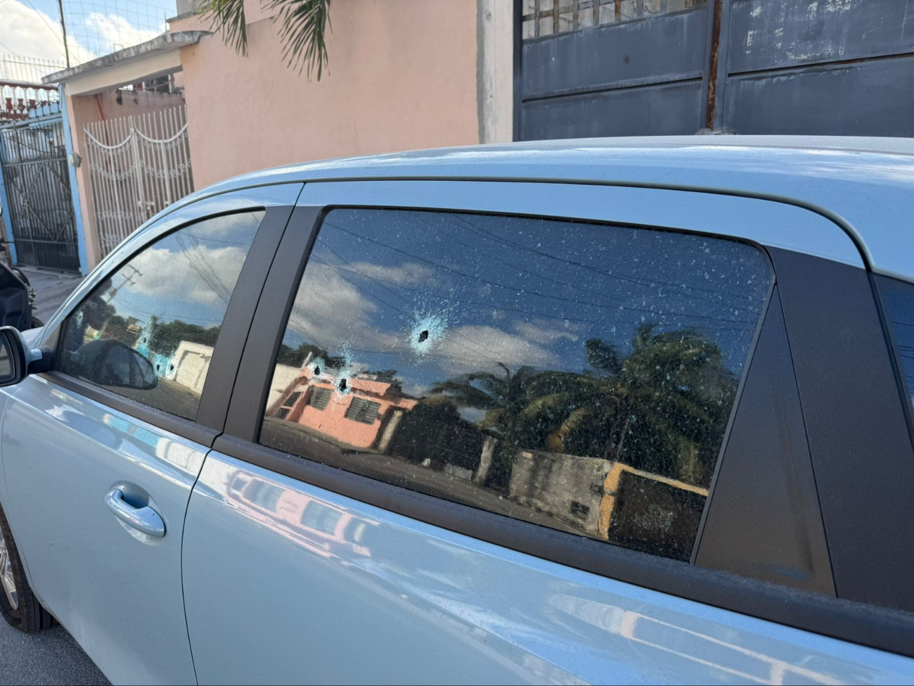 El vehículo recibió los impactos en las ventanas, mientras que en la vivienda en las rejas de la entrada El vehículo recibió los impactos en las ventanas, mientras que en la vivienda en las rejas de la entrada