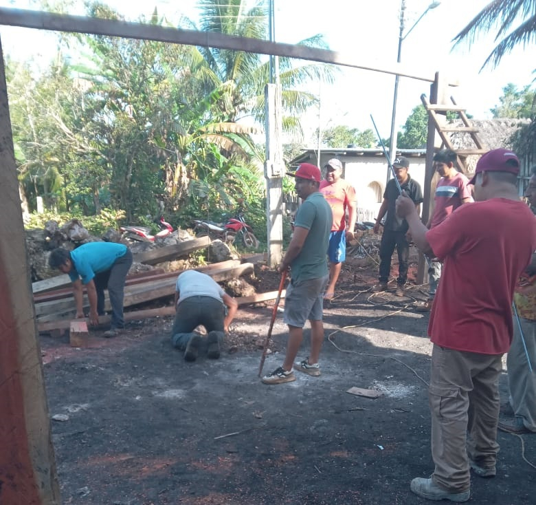 Vecinos de Petcacab se unen para ayudar a familia que perdió su casa en un incendio