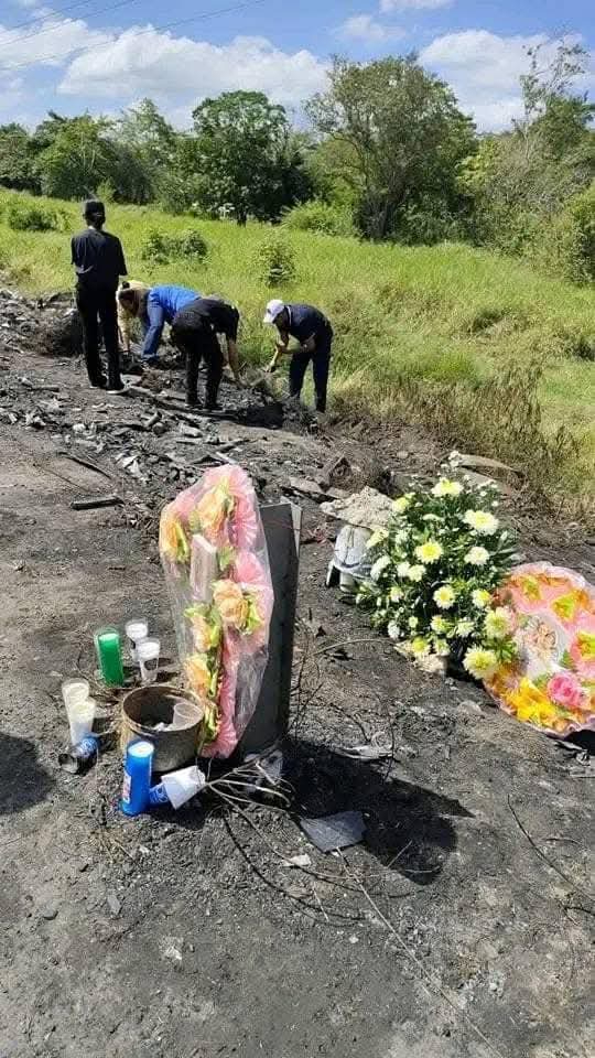 Los habitantes de las zonas aledañas se sumaron a este homenaje, y también llegaron al lugar a realizar oraciones por las víctimas Los habitantes de las zonas aledañas se sumaron a este homenaje, y también llegaron al lugar a realizar oraciones por las víctimas