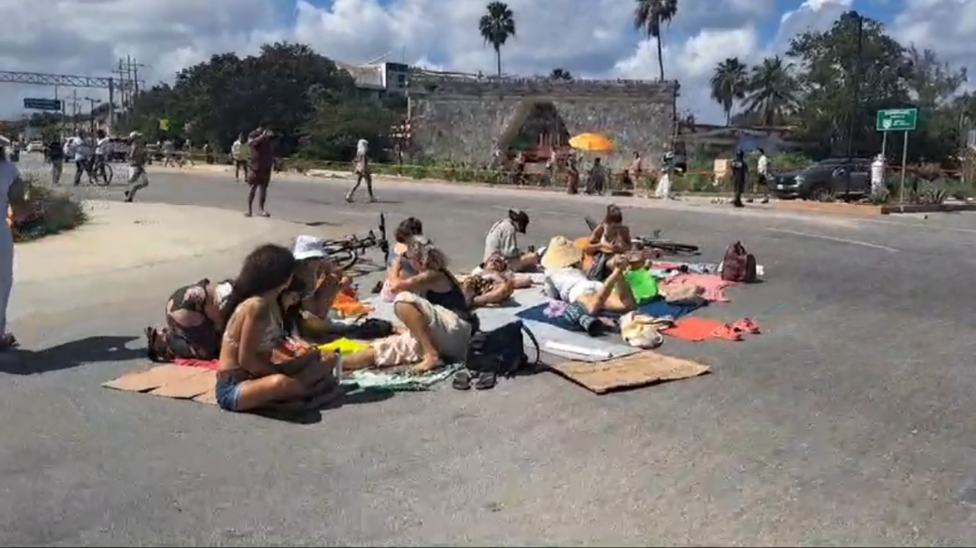 Manifestantes llegan a un acuerdo con las autoridades y despejan avenida después de 2 horas Manifestantes llegan a un acuerdo con las autoridades y despejan avenida después de 2 horas