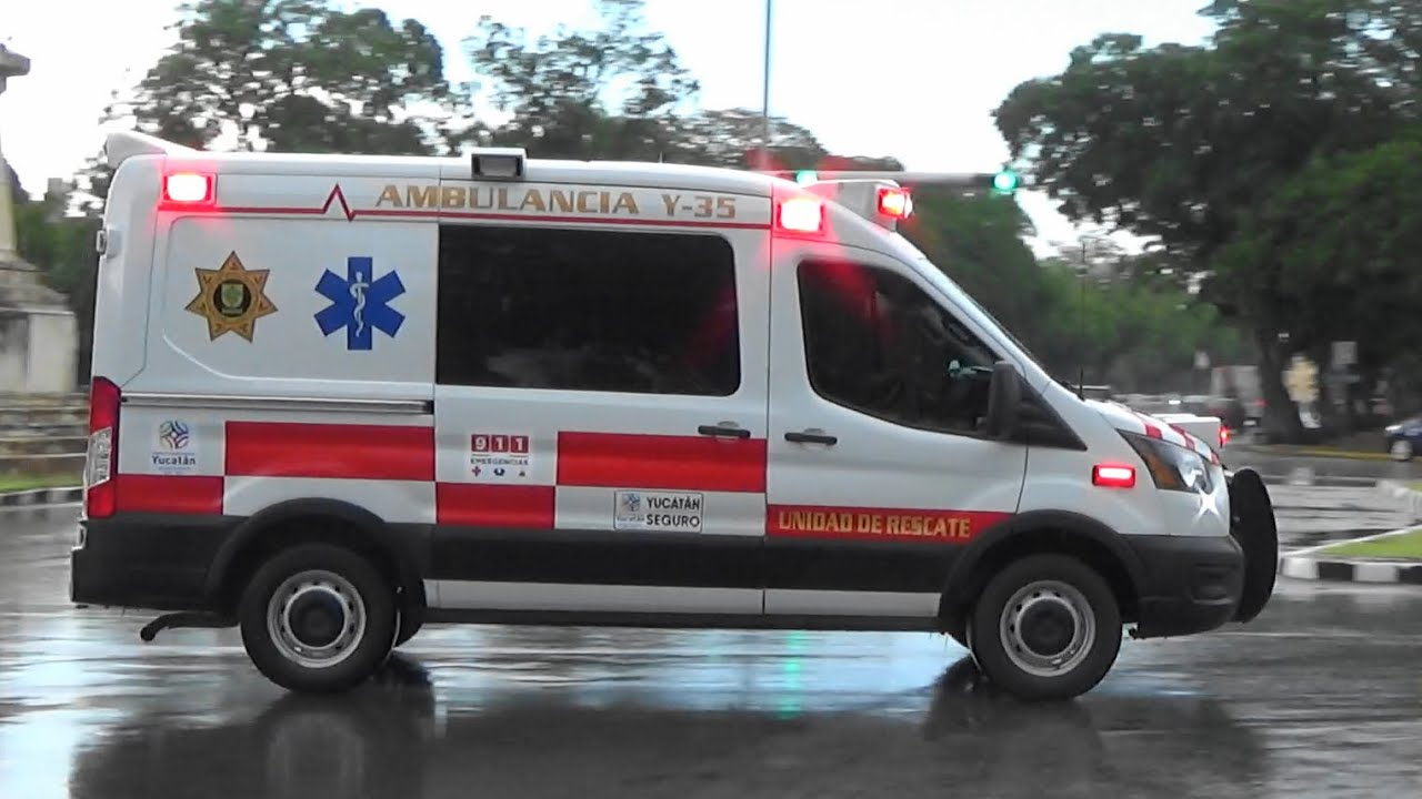 Paramédicos trasladaron a la mujer a un hospital Paramédicos trasladaron a la mujer a un hospital
