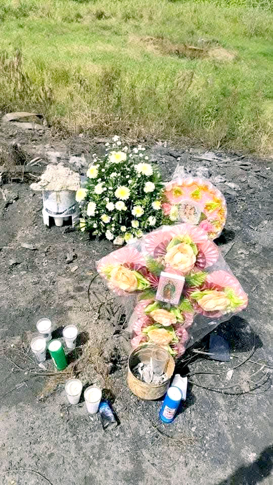 Parientes y habitantes de áreas aledañas al lugar del percance acudieron a dejar velas y flores, y a honrar sus memorias Parientes y habitantes de áreas aledañas al lugar del percance acudieron a dejar velas y flores, y a honrar sus memorias
