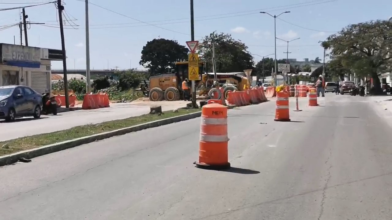 Caos vial en la avenida Cuauhtémoc; un carril cerrado y otro habilitado en doble sentido Caos vial en la avenida Cuauhtémoc; un carril cerrado y otro habilitado en doble sentido