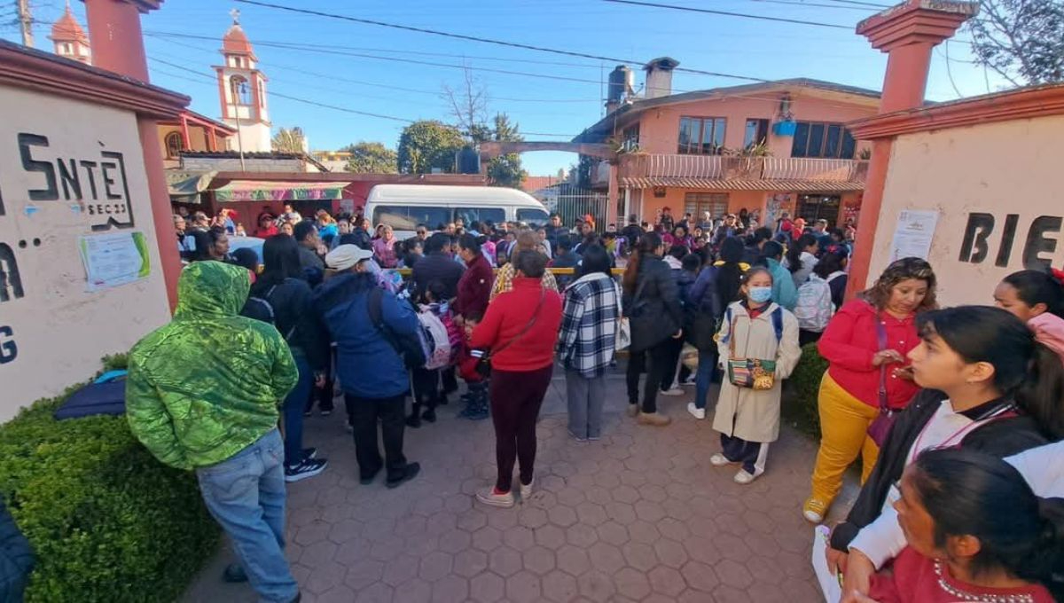 Suspenden a tres maestros tras la muerte de Juanito, niño víctima de bullying en Puebla