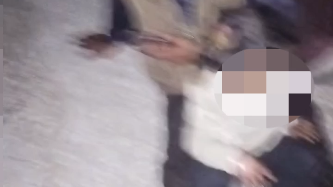 En el video, el "héroe" sale del autobús con su nieta y esposa En el video, el "héroe" sale del autobús con su nieta y esposa