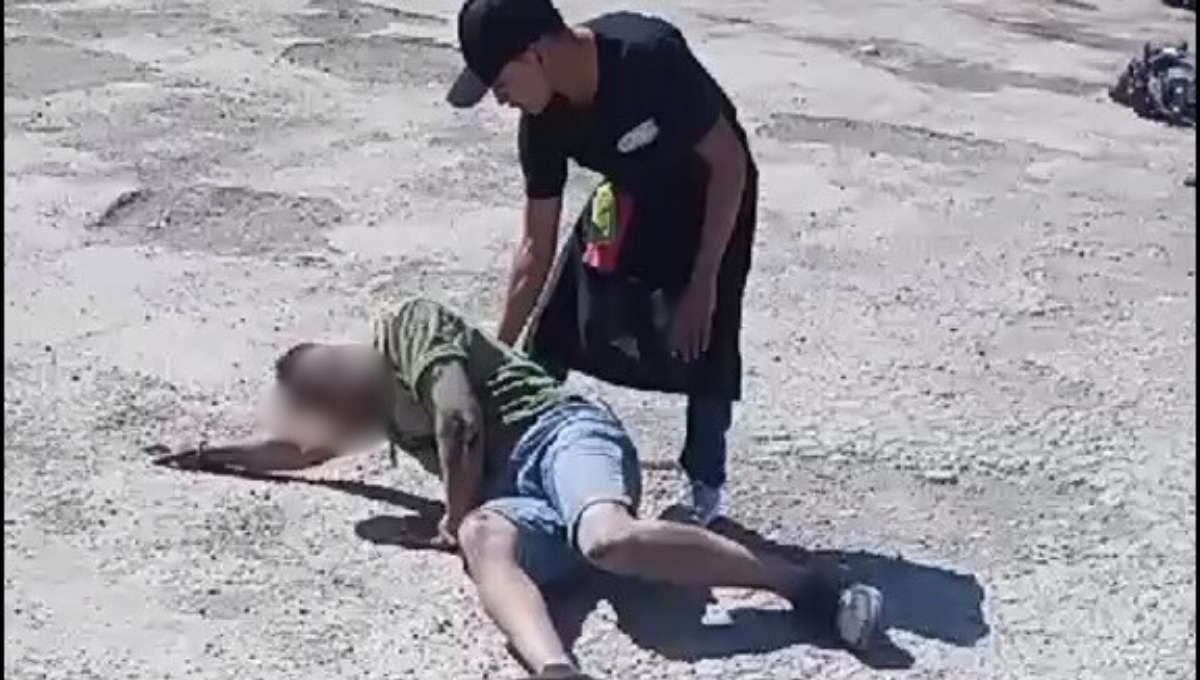 La gente que corrió a ayudar, dijo que el hombre rebasaba veloz a los vehículos que transitaban en la carretera Escárcega-Villahermosa La gente que corrió a ayudar, dijo que el hombre rebasaba veloz a los vehículos que transitaban en la carretera Escárcega-Villahermosa