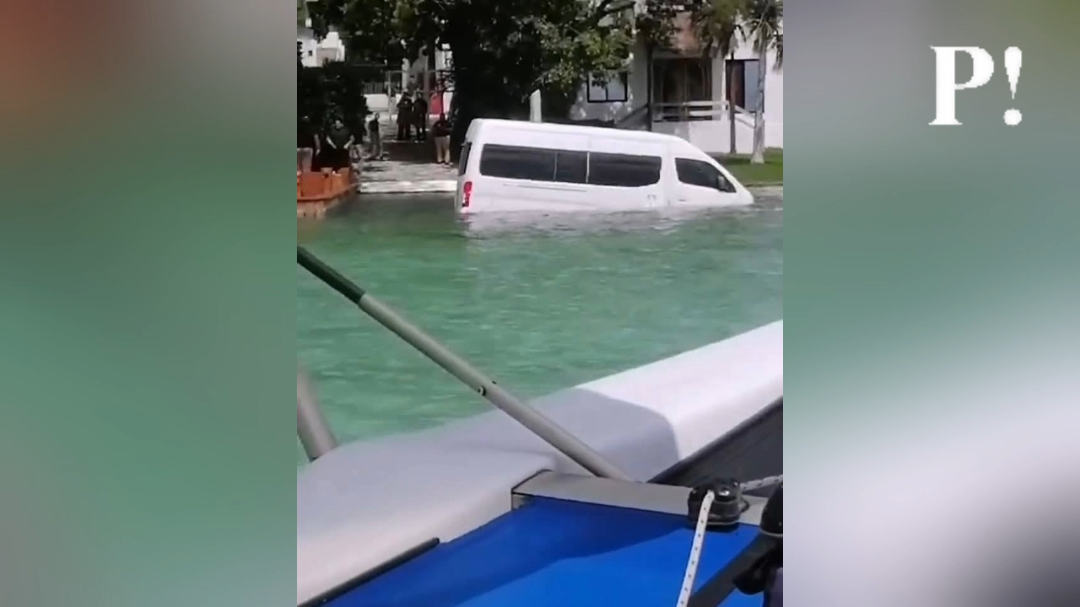 Una van de pasajeros cae a la Laguna de Bacalar Una van de pasajeros cae a la Laguna de Bacalar