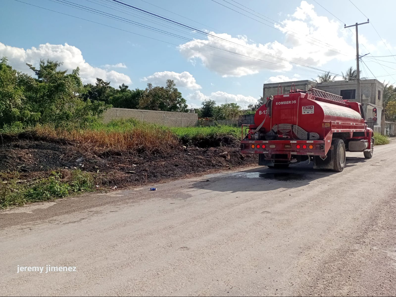 Bomberos controlan incendio cerca de una gasera. Bomberos controlan incendio cerca de una gasera.
