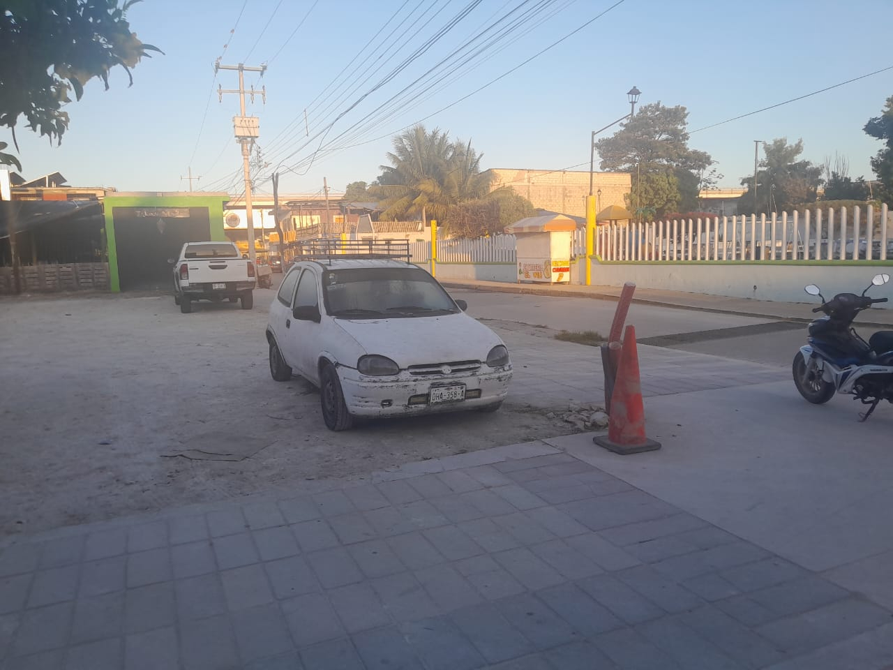 Ladrones aprovechan la madrugada para desvalijar un auto  en Escárcega