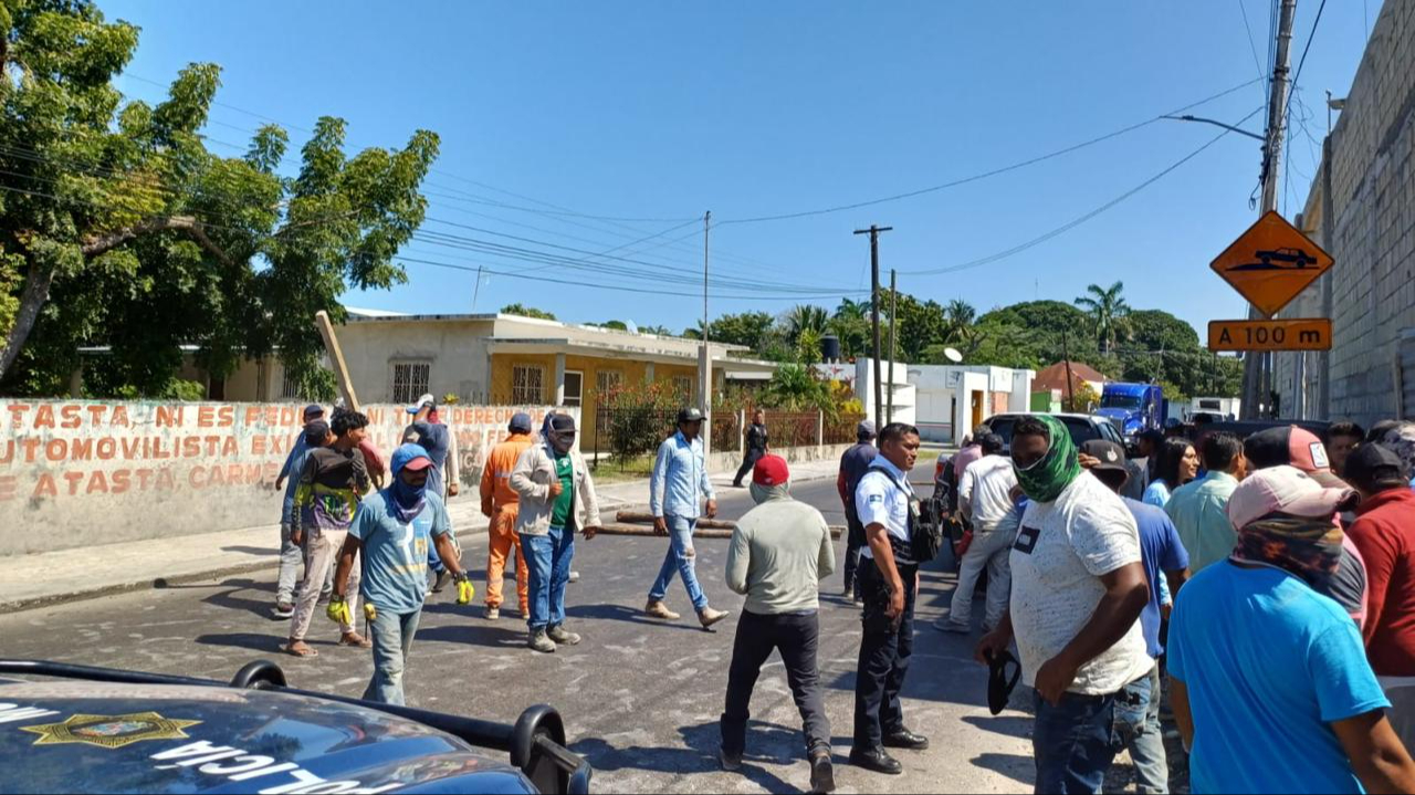 El propietario identificado como “César” ordenó a albañiles bloquear la carretera en protesta El propietario identificado como “César” ordenó a albañiles bloquear la carretera en protesta
