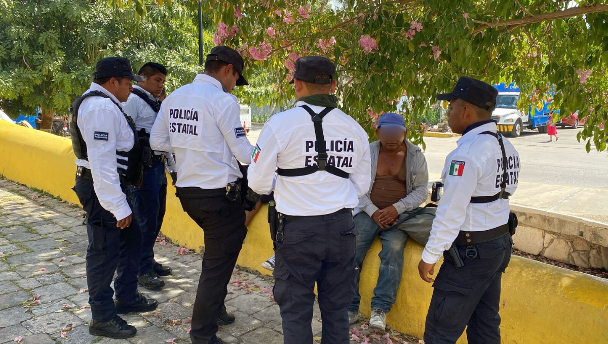 El sujeto entregó la botella de licor y fue retenido por los uniformados El sujeto entregó la botella de licor y fue retenido por los uniformados