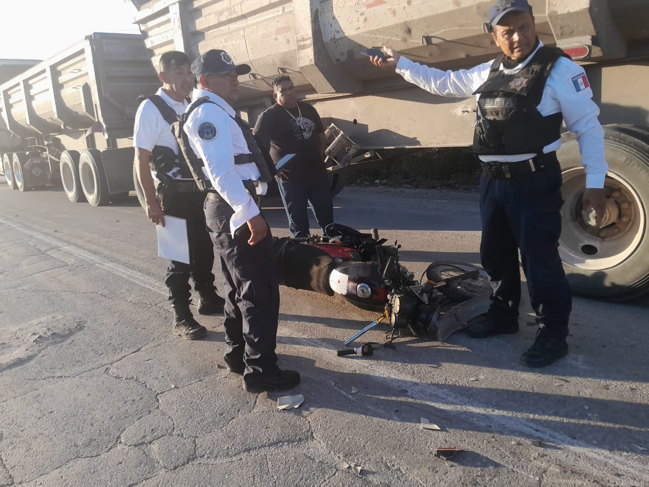   Motociclista sufre graves lesiones al impactarse contra góndola de un tráiler en Escárcega  