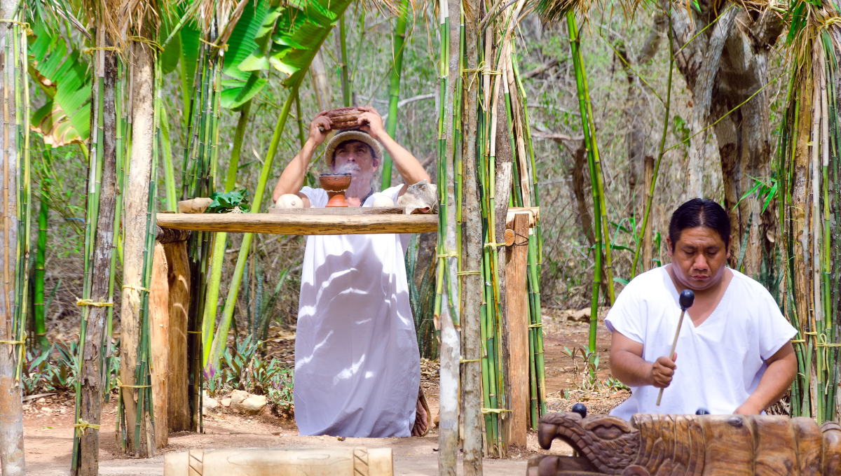 Hoy en día, aproximadamente 7 millones de personas se identifican como mayas y mantienen sus idiomas, costumbres y tradiciones Hoy en día, aproximadamente 7 millones de personas se identifican como mayas y mantienen sus idiomas, costumbres y tradiciones
