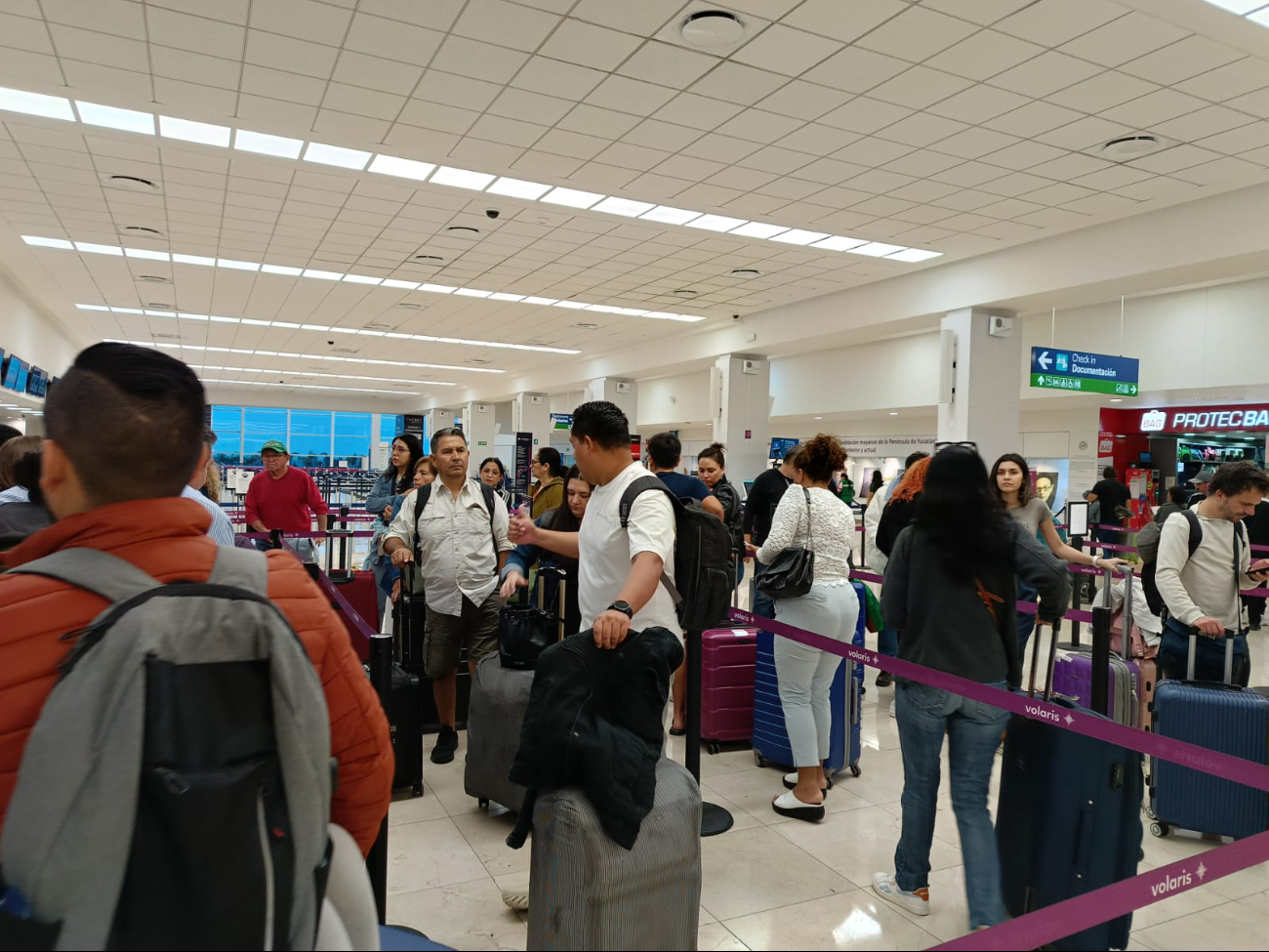 Los mostradores del aeropuerto de Mérida lucieron abarrotados Los mostradores del aeropuerto de Mérida lucieron abarrotados