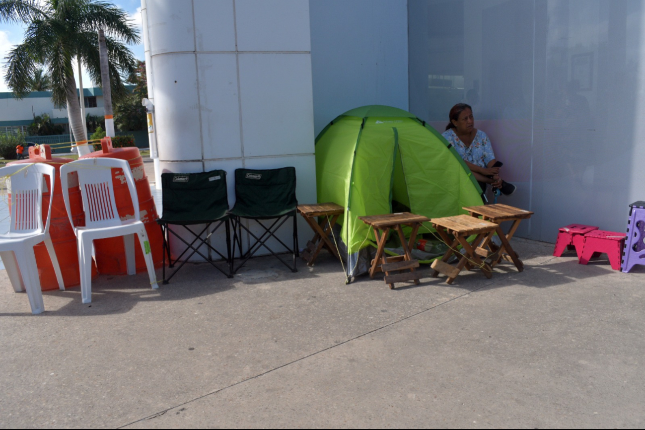 Aquellos que apartaron espacios deberán presentarse este viernes a las nueve de la mañana o cederán su lugar Aquellos que apartaron espacios deberán presentarse este viernes a las nueve de la mañana o cederán su lugar