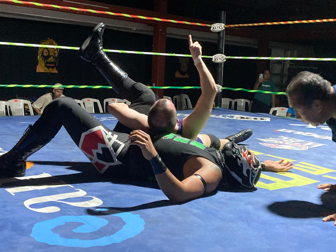 Barret venció a Ángelus y con ayuda de su compañero logró sacar a sus rivales del ring Barret venció a Ángelus y con ayuda de su compañero logró sacar a sus rivales del ring