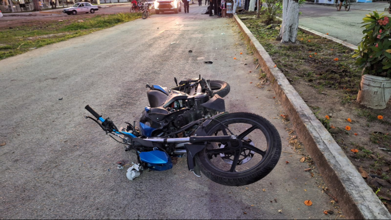 Accidente en FCP: Motociclista pierde el control de su vehículo y se derrapa  