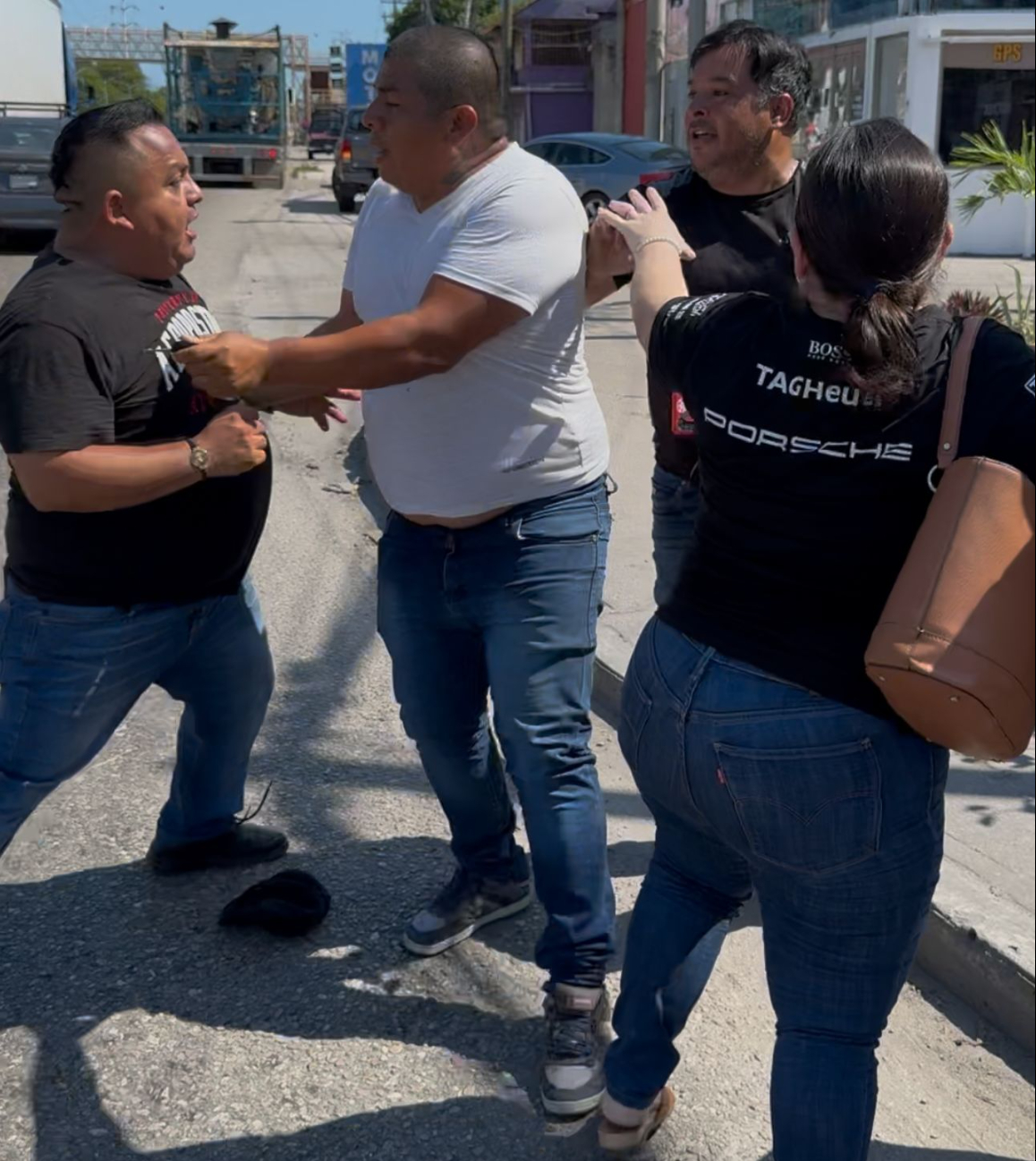 El incidente provocó un intenso tráfico vehicular en la zona. El incidente provocó un intenso tráfico vehicular en la zona.