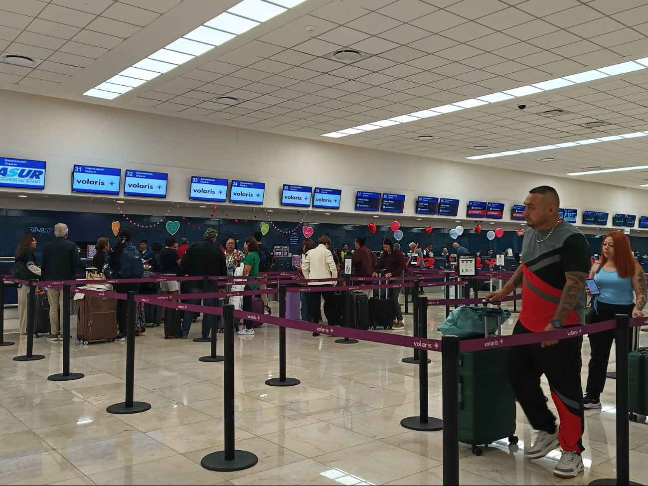 Corazones y mensajes de amor inundan el aeropuerto de Mérida por San Valentín