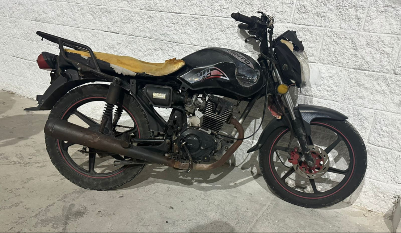 La motocicleta no contaba con placas, pero fue encontrada en el sistema como robada