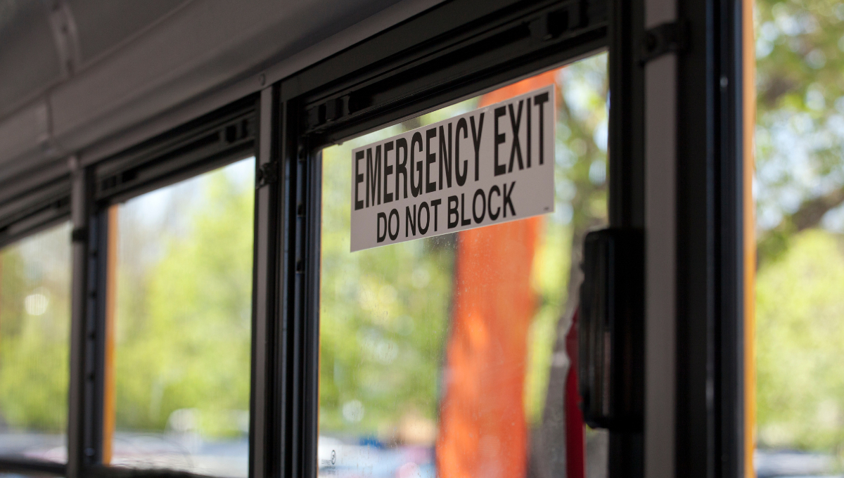 Las salidas de emergencia están en ventanas laterales, techo y puertas de acceso Las salidas de emergencia están en ventanas laterales, techo y puertas de acceso