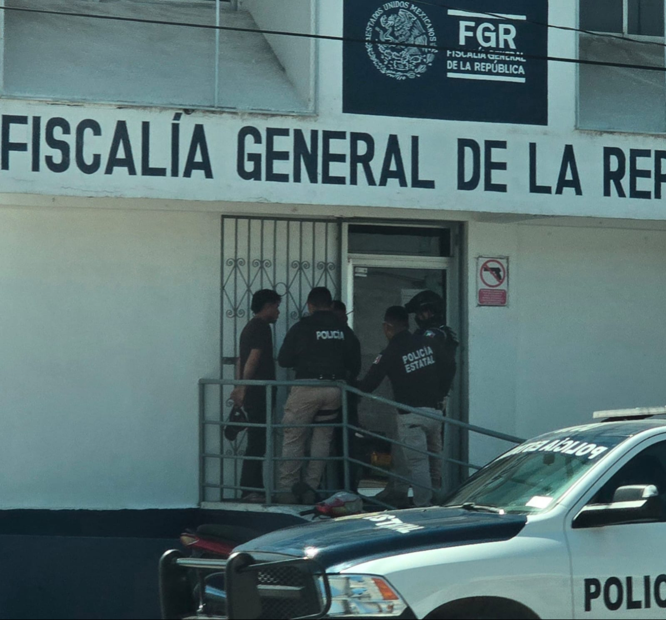 Al ver la presencia de los elementos policiacos, se pusieron nerviosos y actuaron de manera sospechosa Al ver la presencia de los elementos policiacos, se pusieron nerviosos y actuaron de manera sospechosa