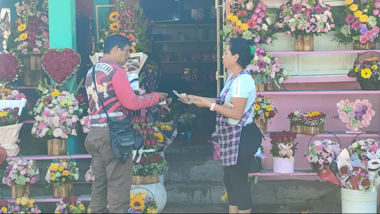 Los precios de las flores oscilaron entre los 50 pesos por una rosa adornada y varios miles de pesos por arreglos más elaborados